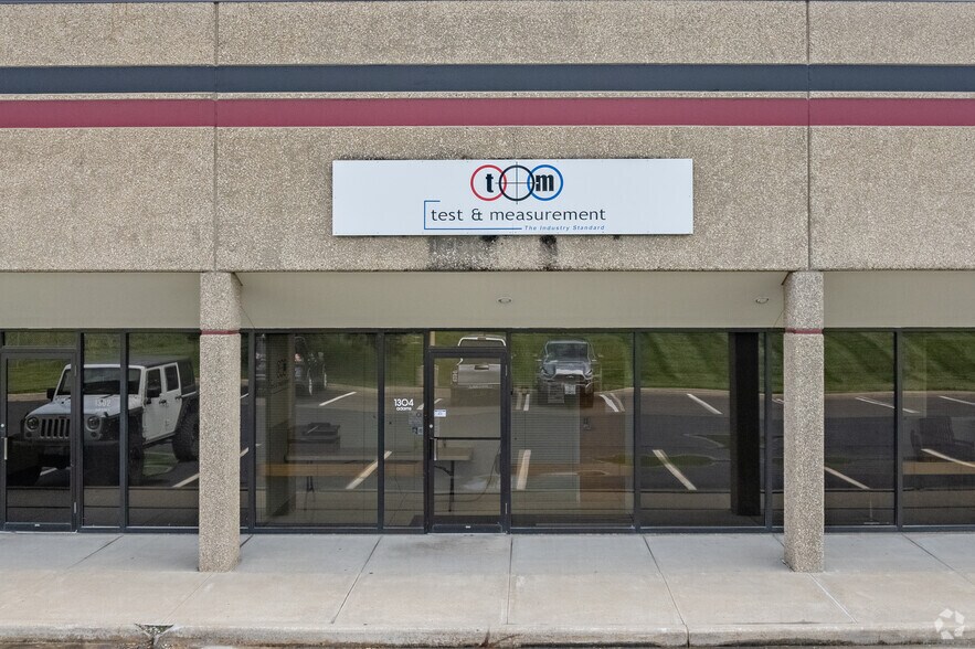 More Photos Of 1300-1322 Adams St, Kansas City Manufacturing For Lease