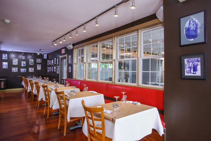 More Photos Of 15 Franklin St, Lenox Restaurant For Lease