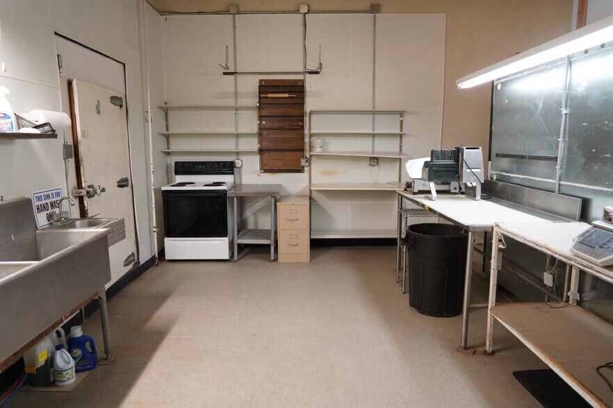 More Photos Of 304 Smith Ave, Elwood General Retail For Sale