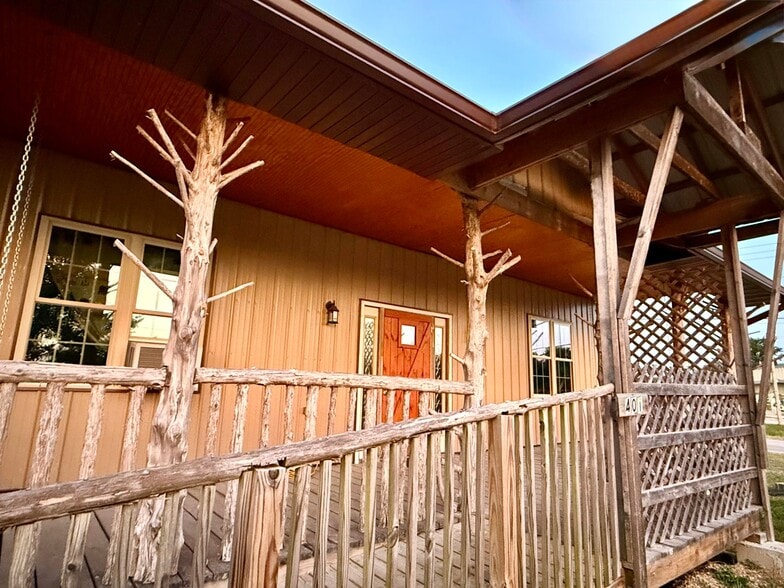 More Photos Of 401 N Busch Ave, Mountain Grove Loft Creative Space For Sale