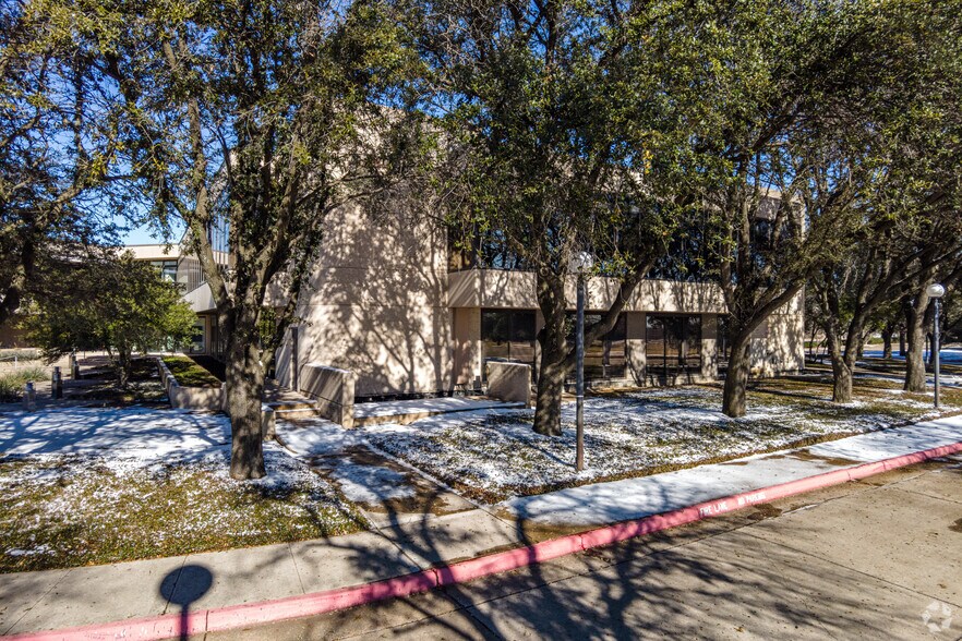 More Photos Of 3200 E Airfield Dr, Dallas Office For Sale