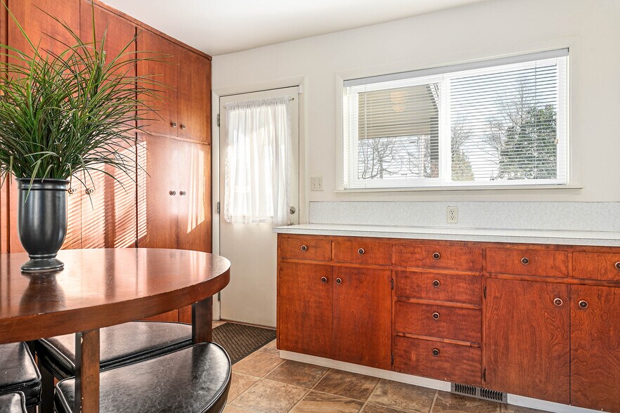 More Photos Of 709 Grover St, Lynden Office For Lease