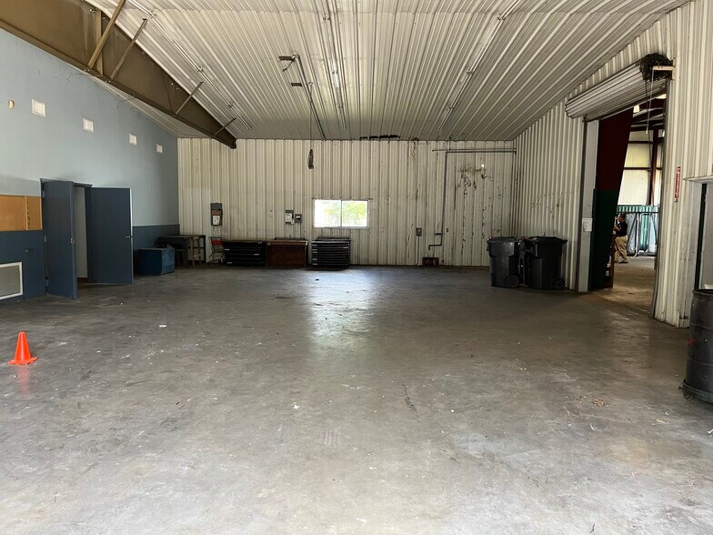 More Photos Of 107 E Austin St, Port Lavaca Distribution For Sale