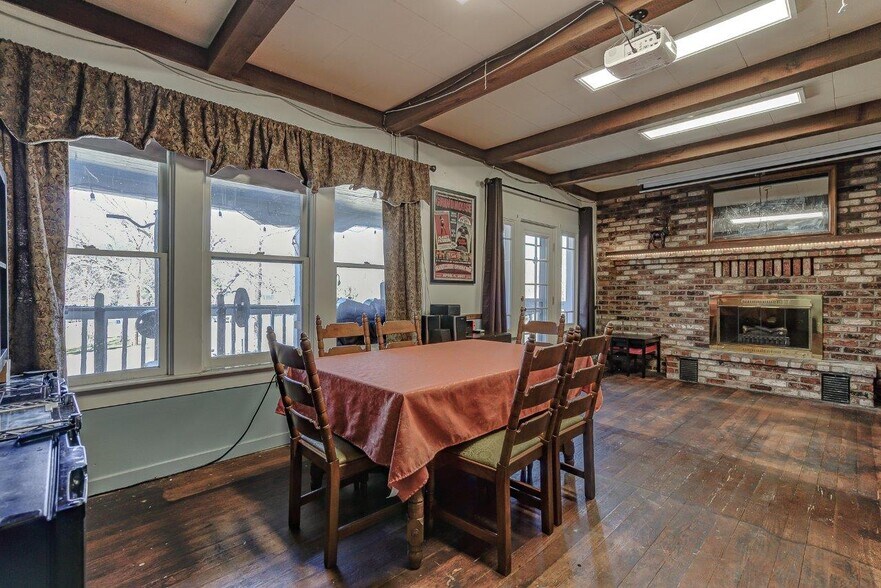 More Photos Of 718 Main St, Weaverville Hotel For Sale