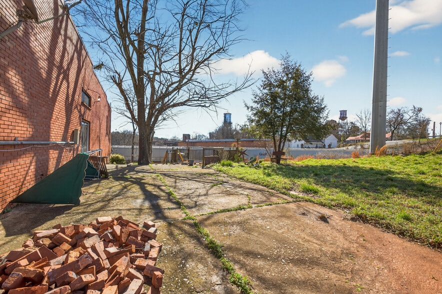 More Photos Of 304 S Cherokee Rd, Social Circle Flex For Sale