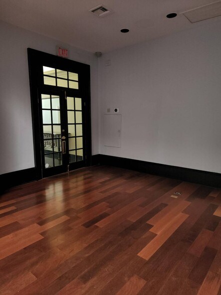 More Photos Of 3155 Roswell Rd NE, Atlanta Office For Sale