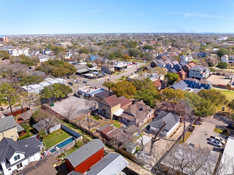 More Photos Of 1333-1335 Yale St, Houston General Retail For Sale
