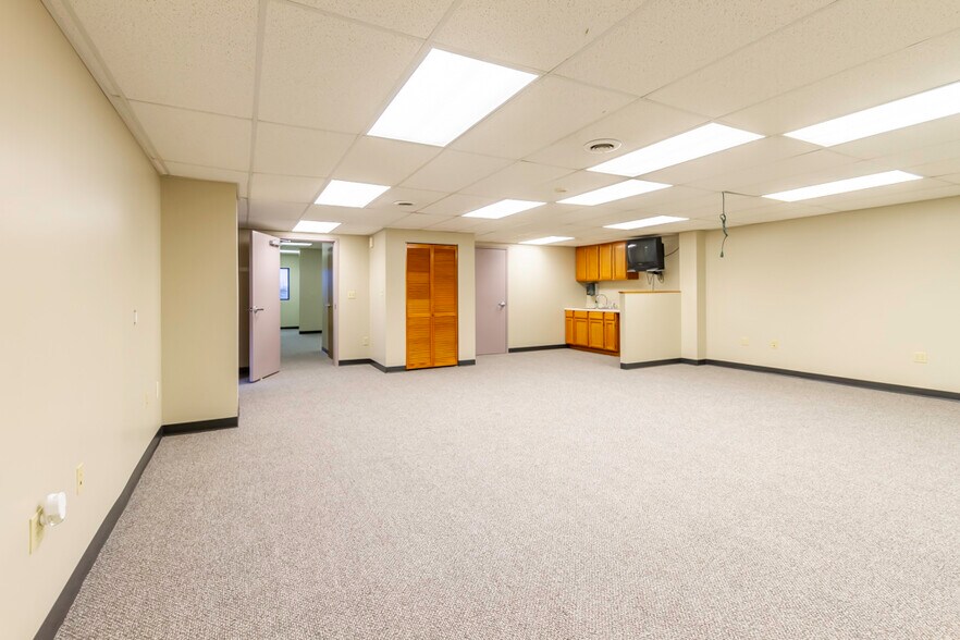 More Photos Of 2840 Mitthoeffer Pl, Indianapolis Warehouse For Sale