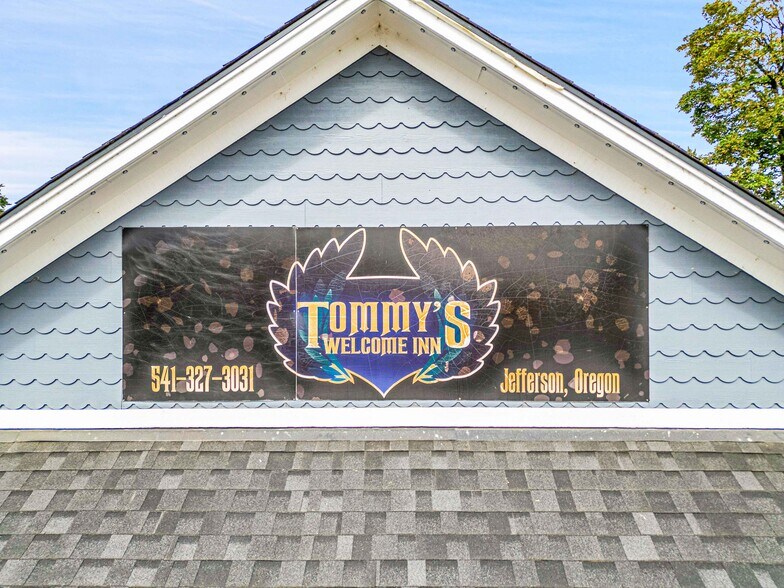 More Photos Of 142 S Main St, Jefferson Flex For Sale