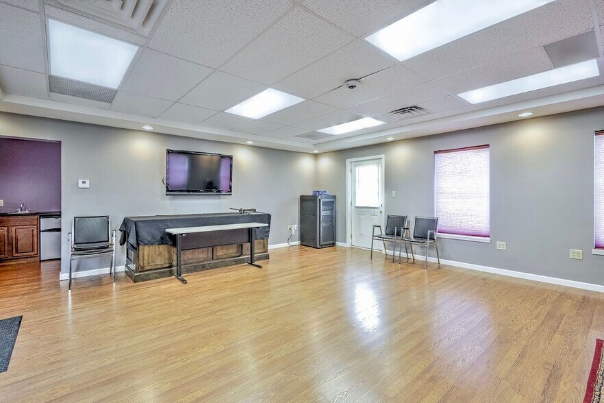 More Photos Of 719 Coshocton Ave, Mount Vernon Office For Sale
