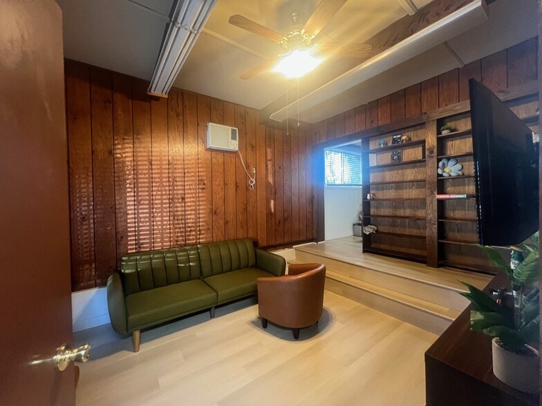More Photos Of 11352 Ventura Blvd, Studio City Office For Lease