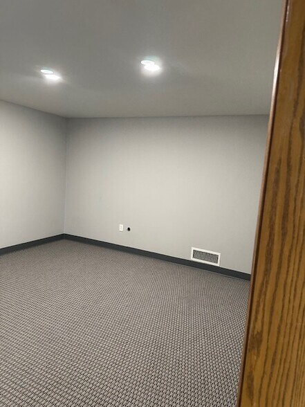 More Photos Of 10 Stover Dr, Carlisle Warehouse For Lease