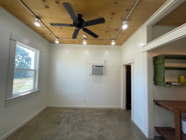 More Photos Of 1600 3rd Ave, La Marque Service For Lease