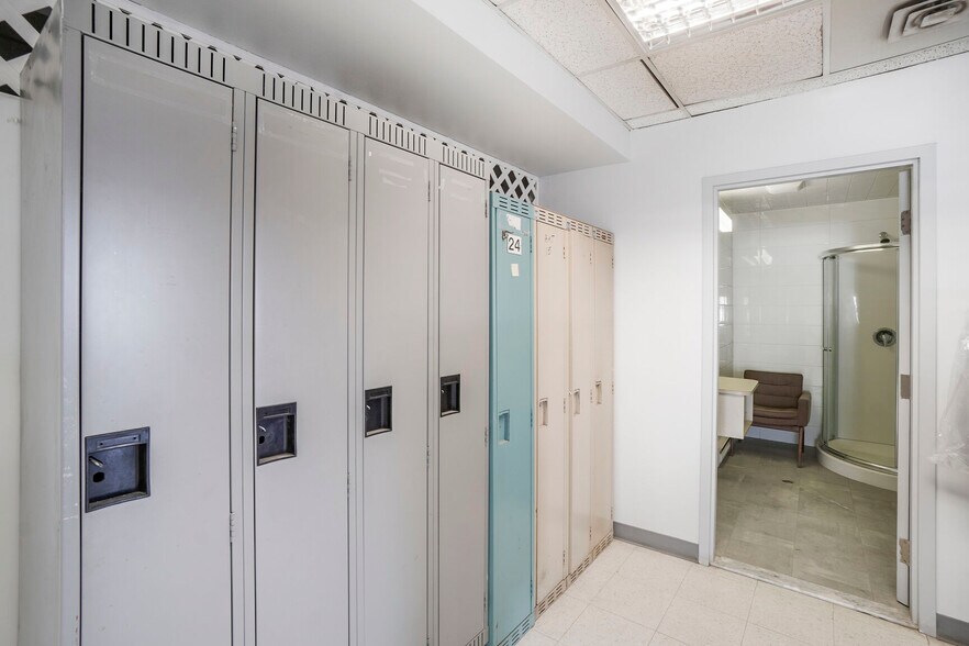 More Photos Of 1280 Boul Jules-Poitras, Montréal Warehouse For Lease