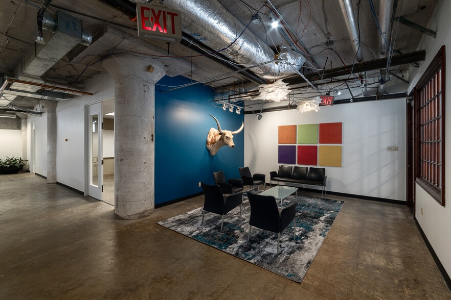 More Photos Of 900 Jackson St, Dallas Office For Lease