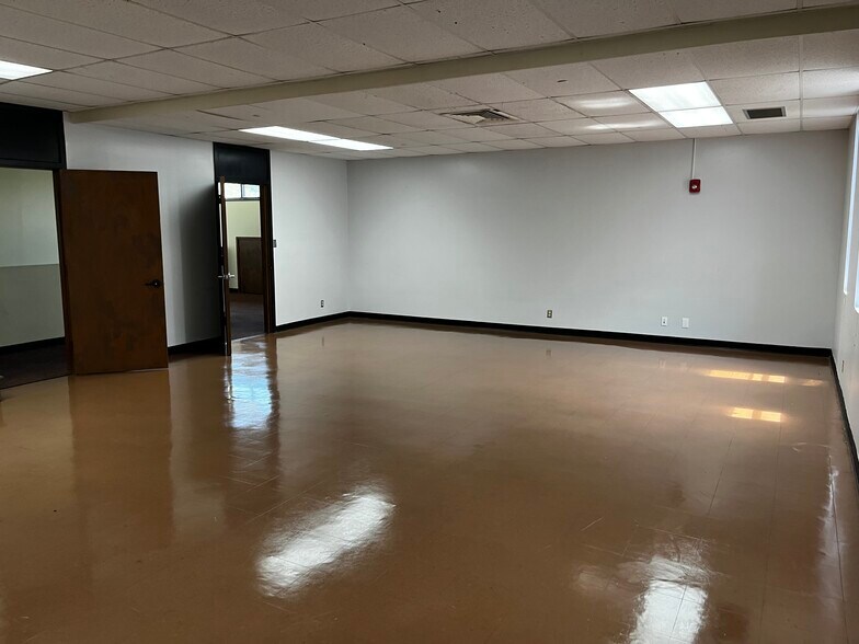 More Photos Of 7600 Woodrow Ave, Austin Schools For Lease