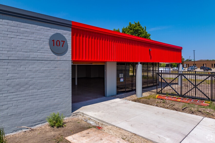 More Photos Of 8949 N Deerbrook Trl, Brown Deer Light Distribution For Sale