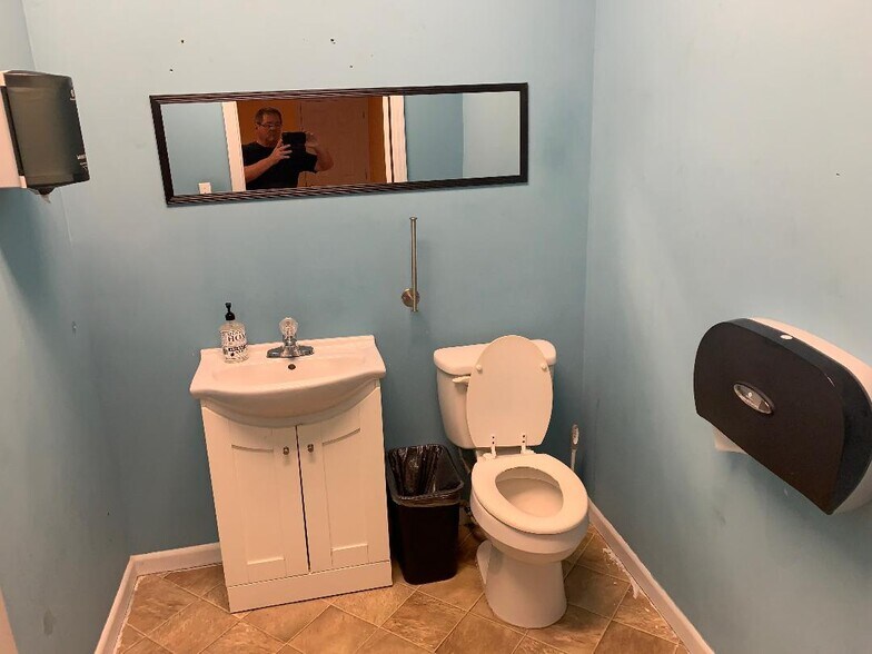 More Photos Of 4050 Westgate Ave, West Palm Beach Showroom For Lease