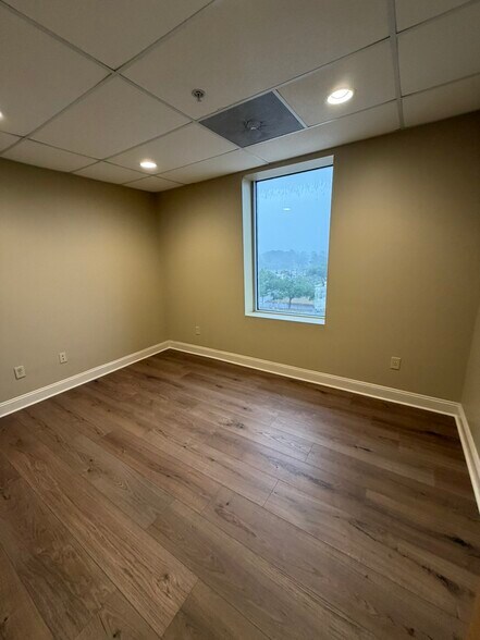 More Photos Of 327 Main St, Greenwood Office For Lease