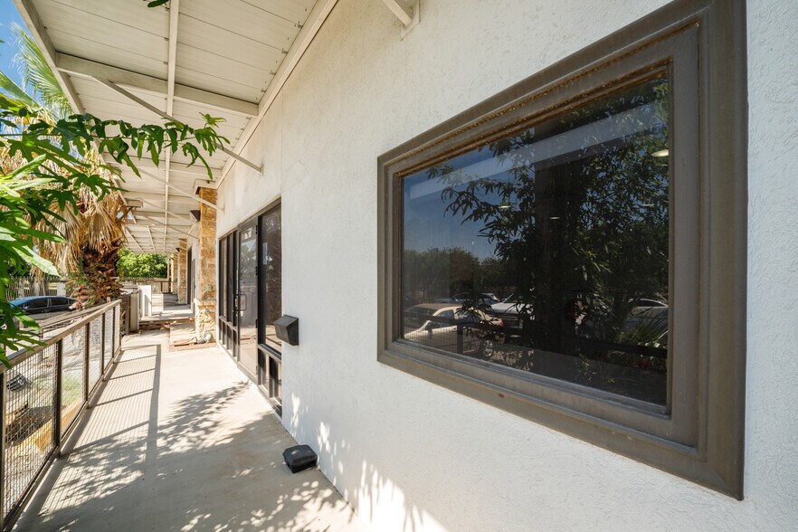 More Photos Of 302 Casa Blanca St, San Antonio Warehouse For Sale