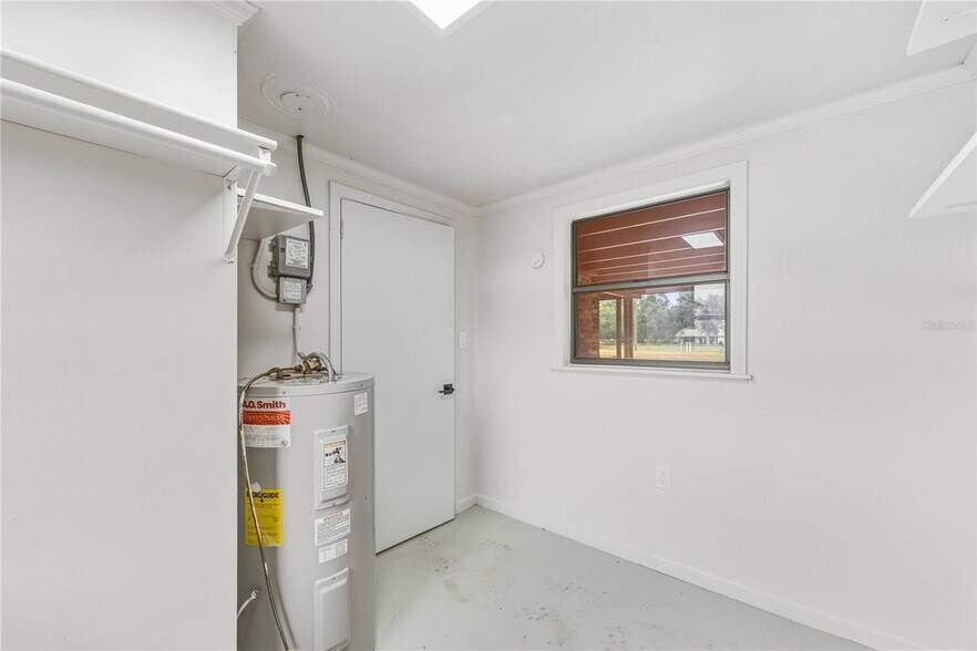 More Photos Of 274 W Kings Hwy, Center Hill Flex For Sale