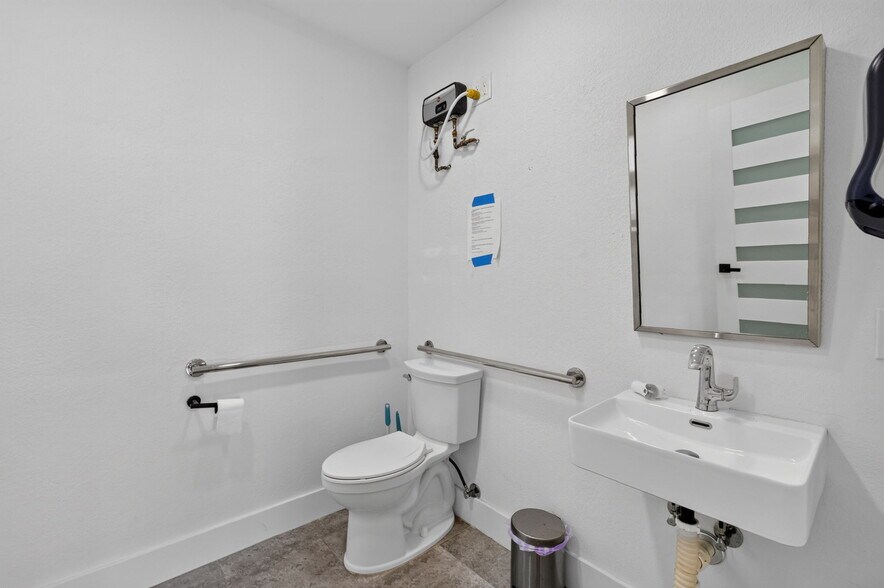 More Photos Of 16811 NE 6th Ave, North Miami Beach Office For Sale
