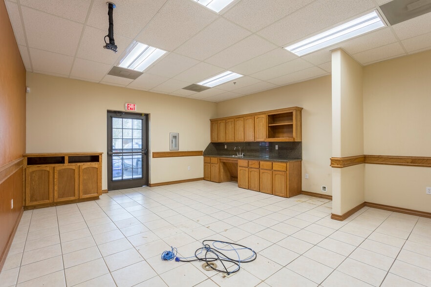 More Photos Of 1022 E Griffin Pky, Mission Medical For Sale
