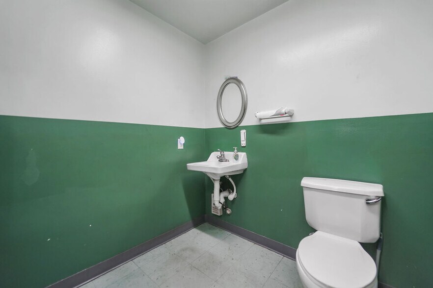 More Photos Of 502 Washington St, South Houston Warehouse For Sale