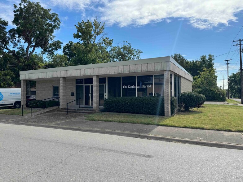 More Photos Of 300 N Washington St, Kaufman Office For Lease