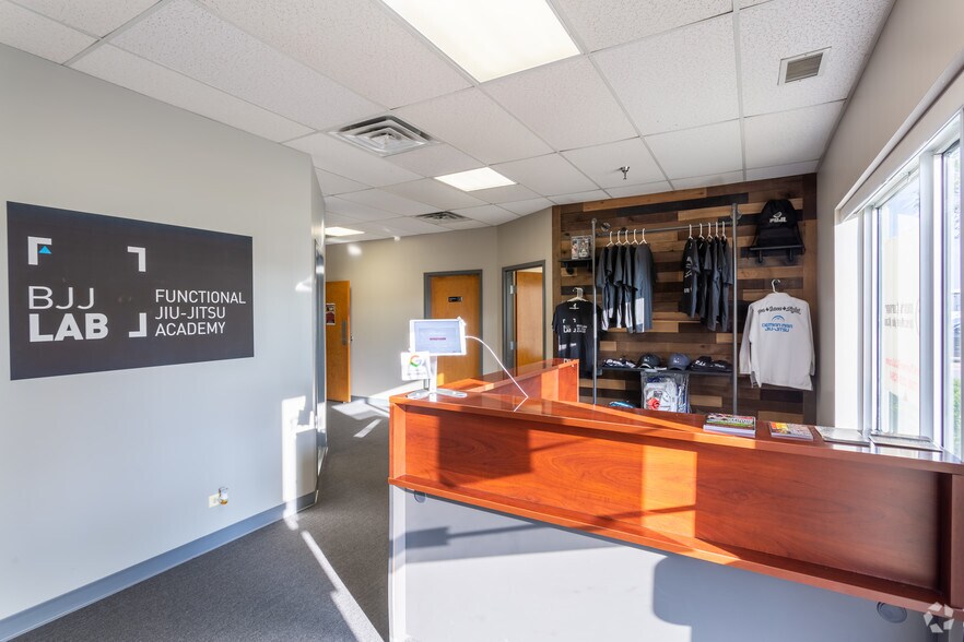 More Photos Of 1701 Quincy Ave, Naperville Light Distribution For Lease