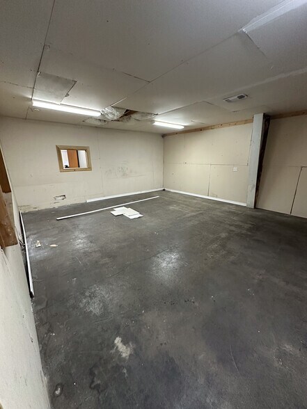More Photos Of 721 N 2nd St, Rogers General Retail For Lease