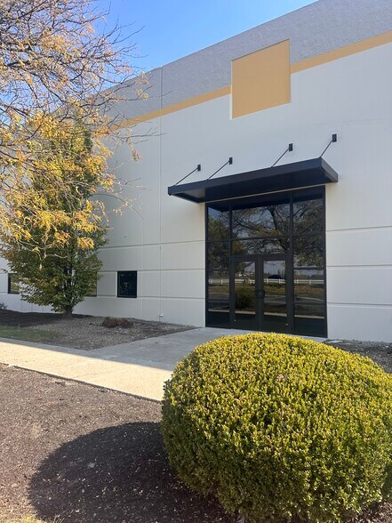 More Photos Of 5701 N Meadows Dr, Grove City Warehouse For Lease