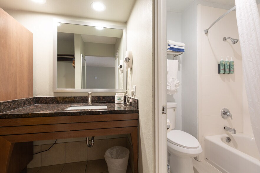 More Photos Of 1633 S Palm Canyon Dr, Palm Springs Hotel For Sale