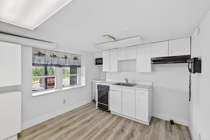 More Photos Of 239 E Main St, Clinton Office For Sale