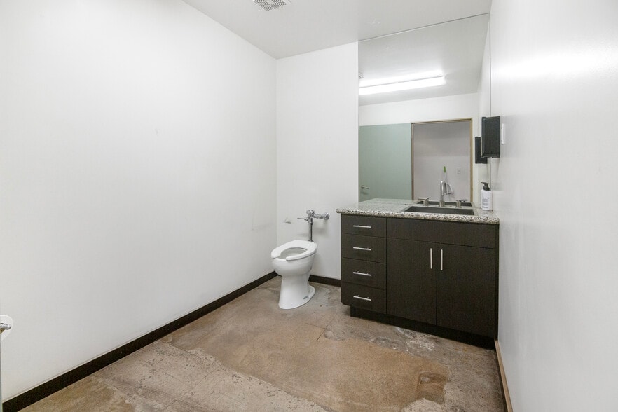 More Photos Of 5655 W Adams Blvd, Los Angeles Warehouse For Lease