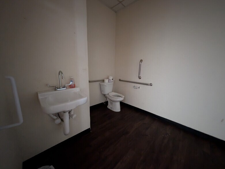 More Photos Of 203-207 SW C Ave, Lawton General Retail For Lease