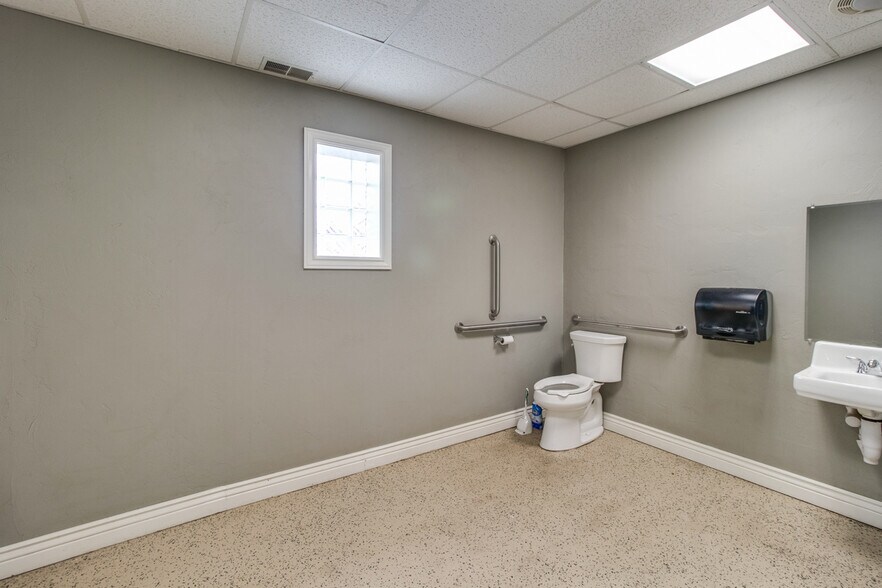 More Photos Of 1320 E Columbia Ave, Battle Creek Manufacturing For Sale