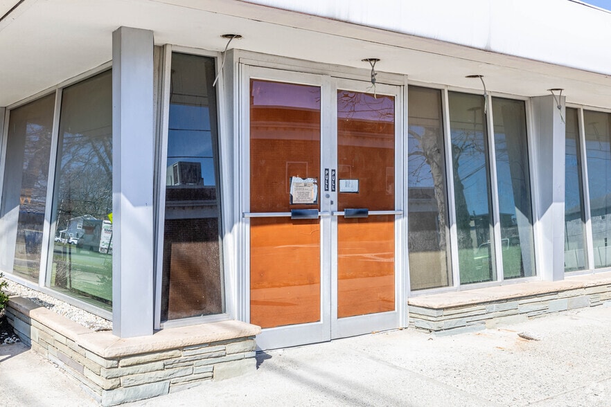 More Photos Of 470 Kenilworth Blvd, Kenilworth Bank For Lease