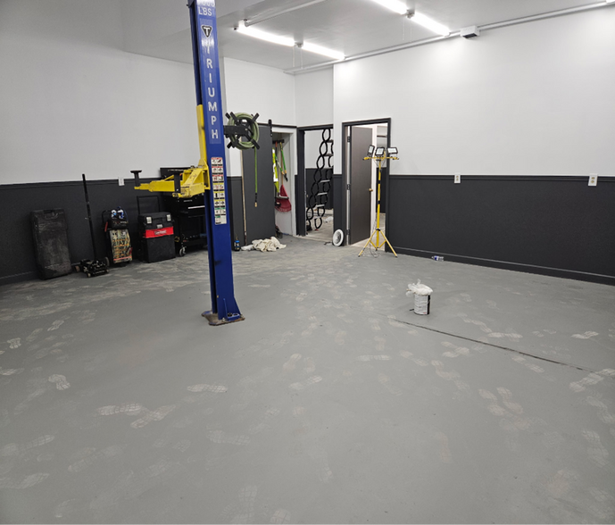 More Photos Of 7112 Blondo St, Omaha Auto Dealership For Sale