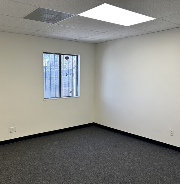 More Photos Of 2100 Floyd St, Burbank Warehouse For Lease