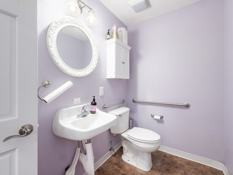 More Photos Of 24 S Main St, London Storefront Retail Office For Sale