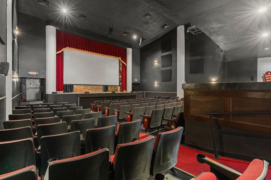 More Photos Of 110 W Main St, Waxahachie Theater Concert Hall For Lease