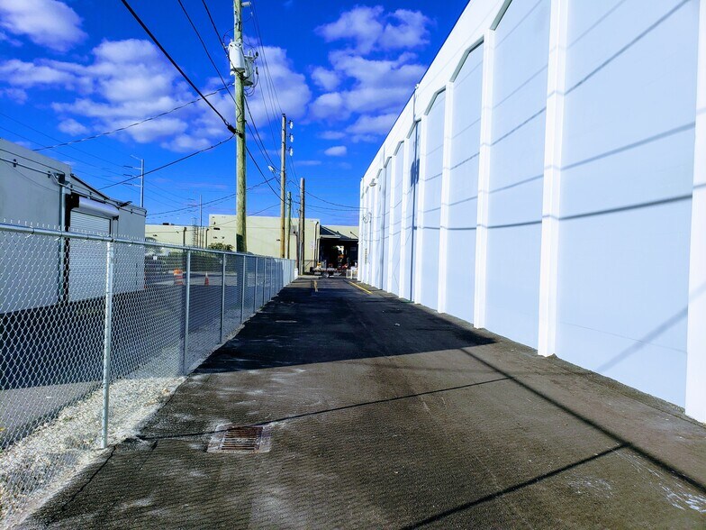 More Photos Of 650 NW 105th St, Miami Warehouse For Lease