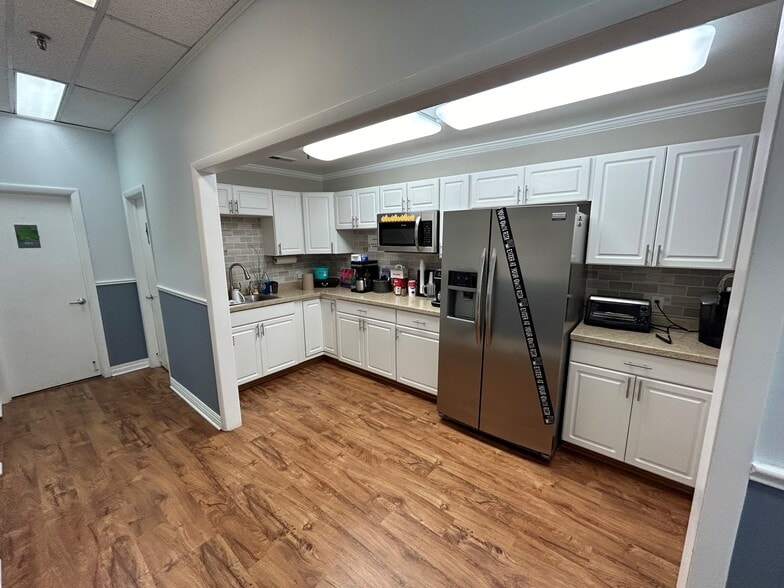 More Photos Of 224 N Maplewood Ave, Chicago Warehouse For Lease