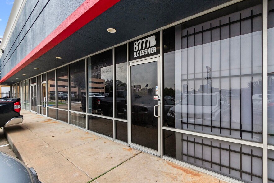 More Photos Of 8777 S Gessner Dr, Houston Freestanding For Lease