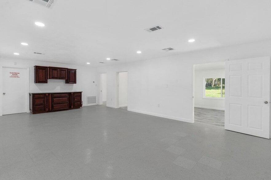 More Photos Of 109 W Lakeview St, Lady Lake Office For Lease