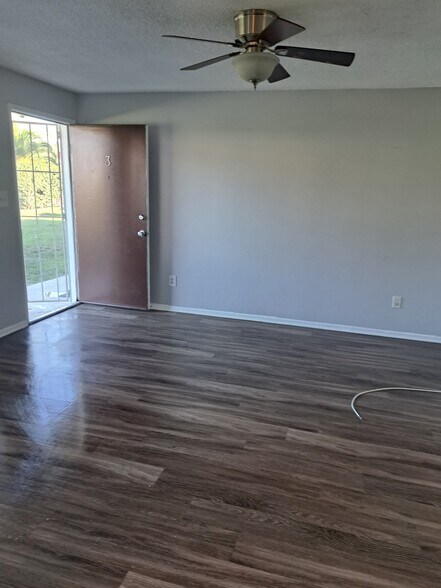 More Photos Of 1935 W Linden St, Riverside Apartments For Sale