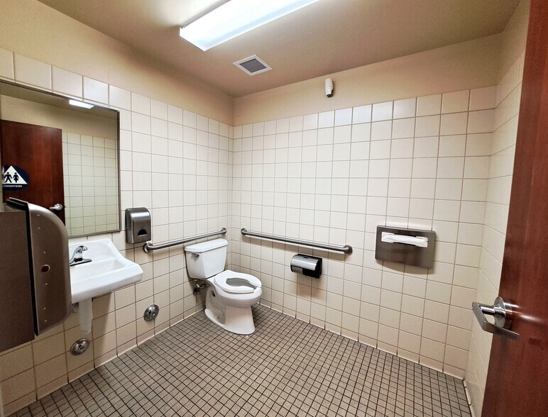 More Photos Of 9900 Stockdale Hwy, Bakersfield Medical For Sale