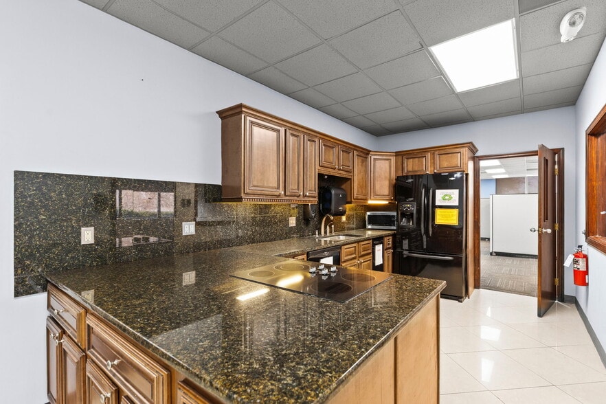 More Photos Of 4800 Lamar Ave, Mission Office For Lease