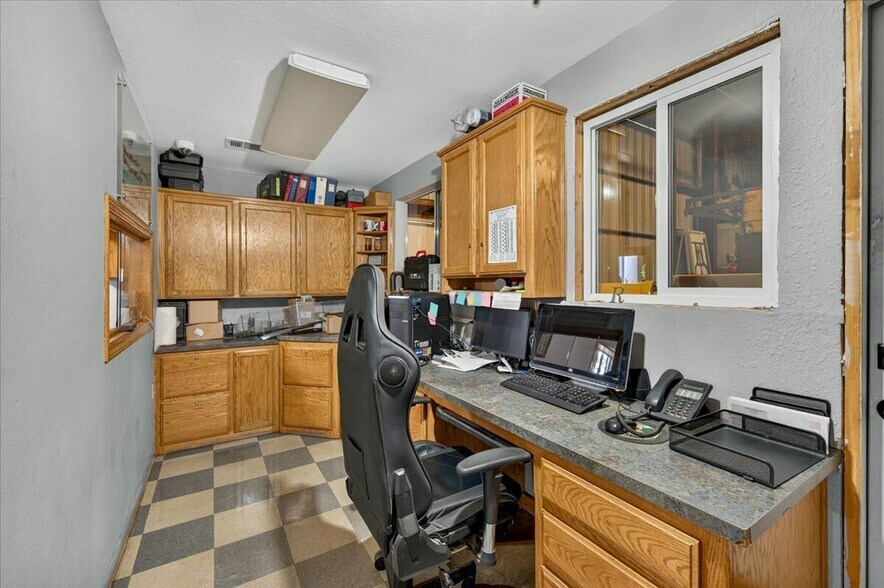 More Photos Of 149 Ashland ave, Lindsay Industrial For Sale